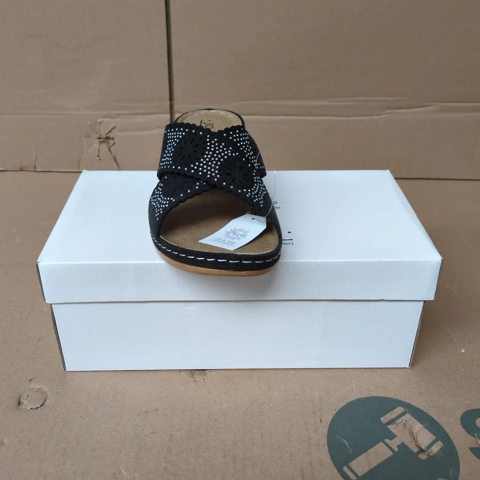 BOXED PAIR OF JO & JOE CUBA WOMENS MULE SANDALS IN BLACK - SIZE 5