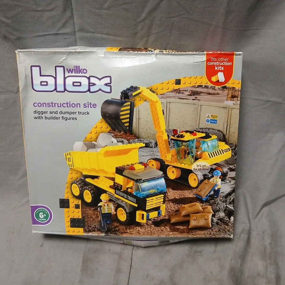 WILKO BLOX CONSTRUCTION SITE DIGGER & DUMPER TRUCK SET WITH BUILDER FIGURES (BOXED)