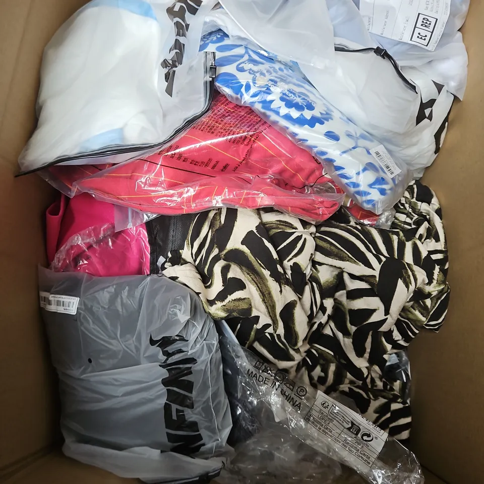 BOX OF APPROXIMATELY 20 ASSORTED CLOTHING ITEMS TO INCLUDE SHORTS, PLAYSUIT, TSHIRT, ETC
