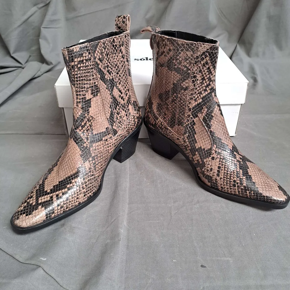 BOXED PAIR OF FARES ANKLE BOOTS IN SNAKE TAUPE SIZE 3/3.5