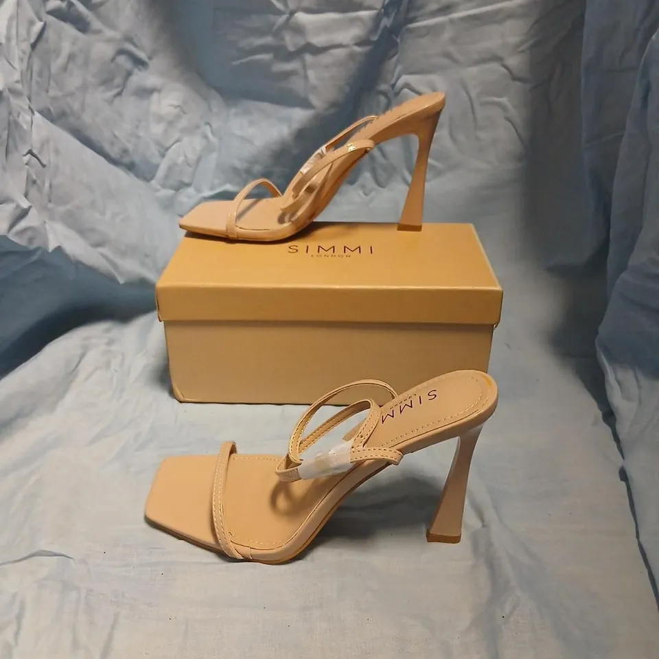 SIMMI LONDON APPLE NUDE PATENT SANDALS – UK 6
