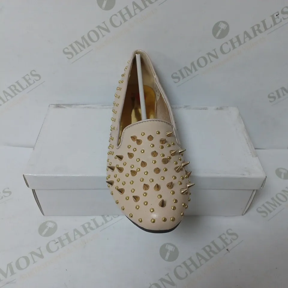 BOXED PAIR OF HOT LIPS SLIP ON SHOES IN NUDE SIZE 6