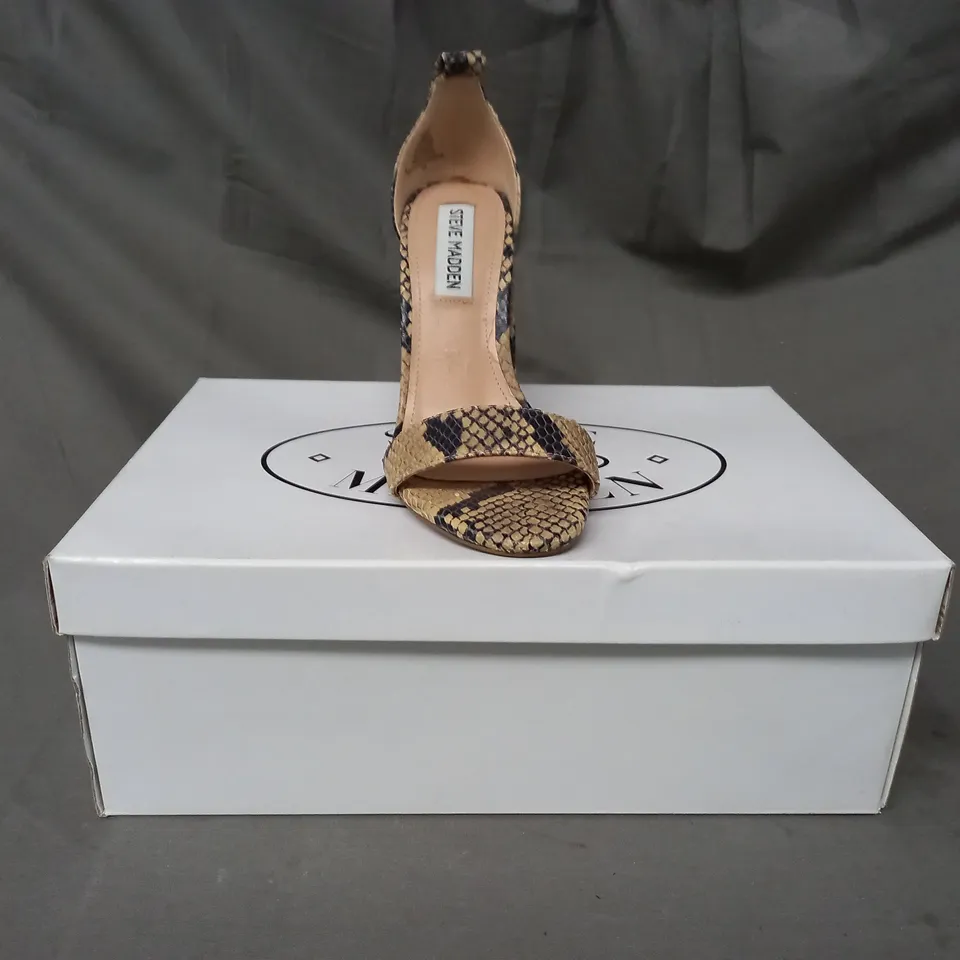 BOXED PAIR OF STEVE MADDEN OPEN TOE BLOCK HEEL SANDALS IN SNAKE PATTERN EU SIZE 36