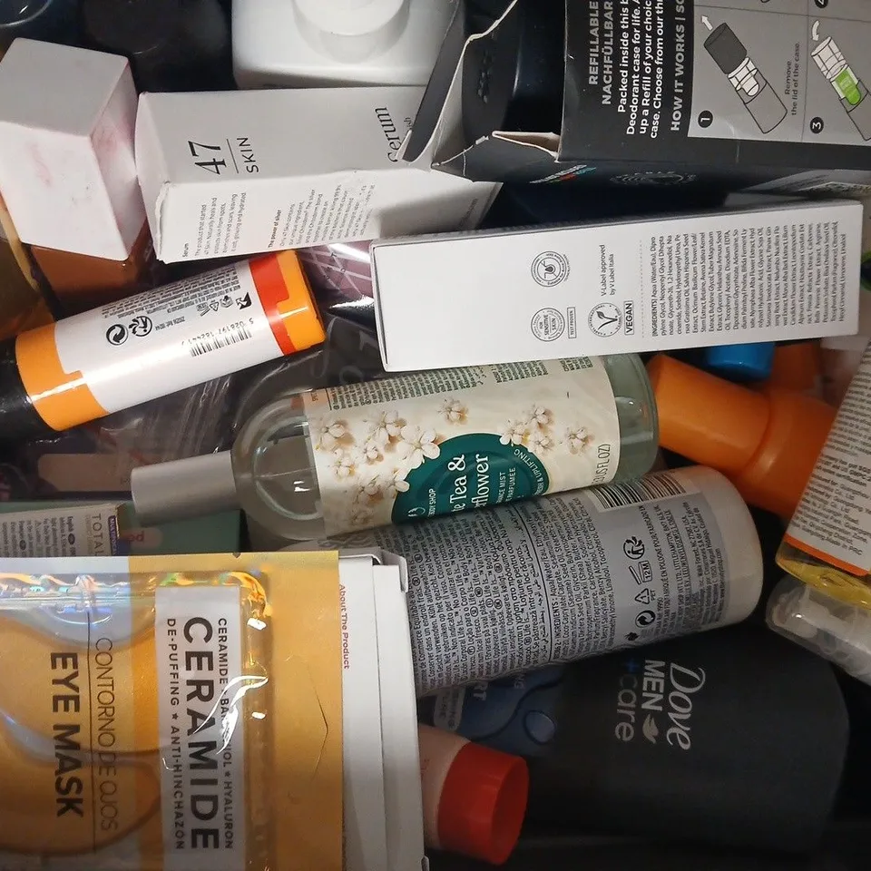 APPROXIMATELY 20 ASSORTED COSMETIC ITEMS INCLUDING VARIOUS MAKES AND BRANDS - COLLECTION ONLY
