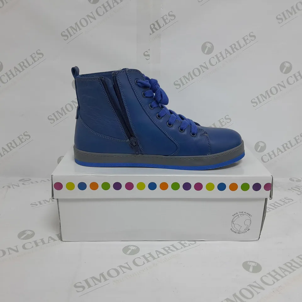 BOXED PAIR OF ADESSO LEATHER HIGH TOP TRAINER BOOTS IN BLUE SIZE 5