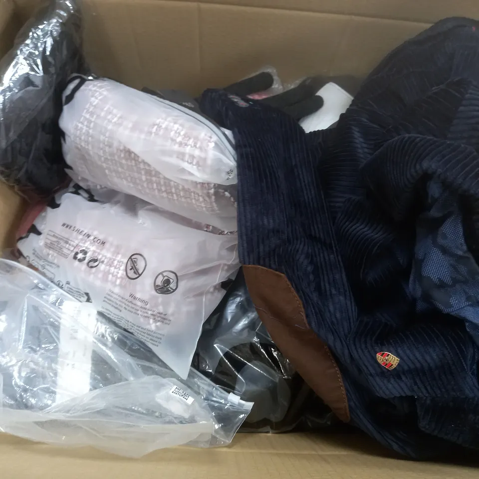 LOT OF APPROX 20 ASSORTED CLOTHING ITEMS AND ACCESSORIES TO INCLUDE; T-SHIRTS, JUMPERS , UNDERWEAR ETC