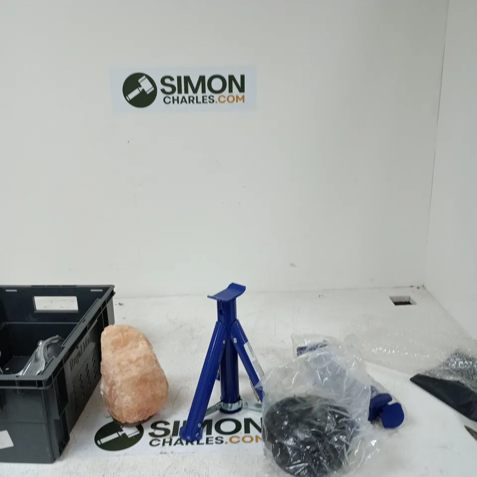 TOTE OF APPROXIMATELY 5 ASSORTED ITEMS TO INCLUDE: BUSHINGS, JACKS AND SALT LAMP