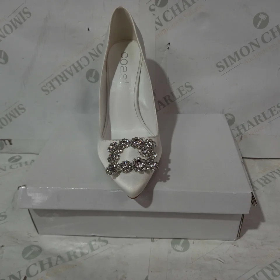BOXED PAIR OF COAST CLOSED TOE STILETTO HEELS IN WHITE WITH JEWEL EFFECT UK SIZE 7