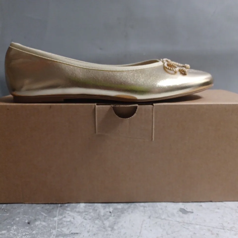 BOXED PAIR OF MANGO METALLIC BALLET FLATS WITH BOW IN GOLD SIZE EU 35