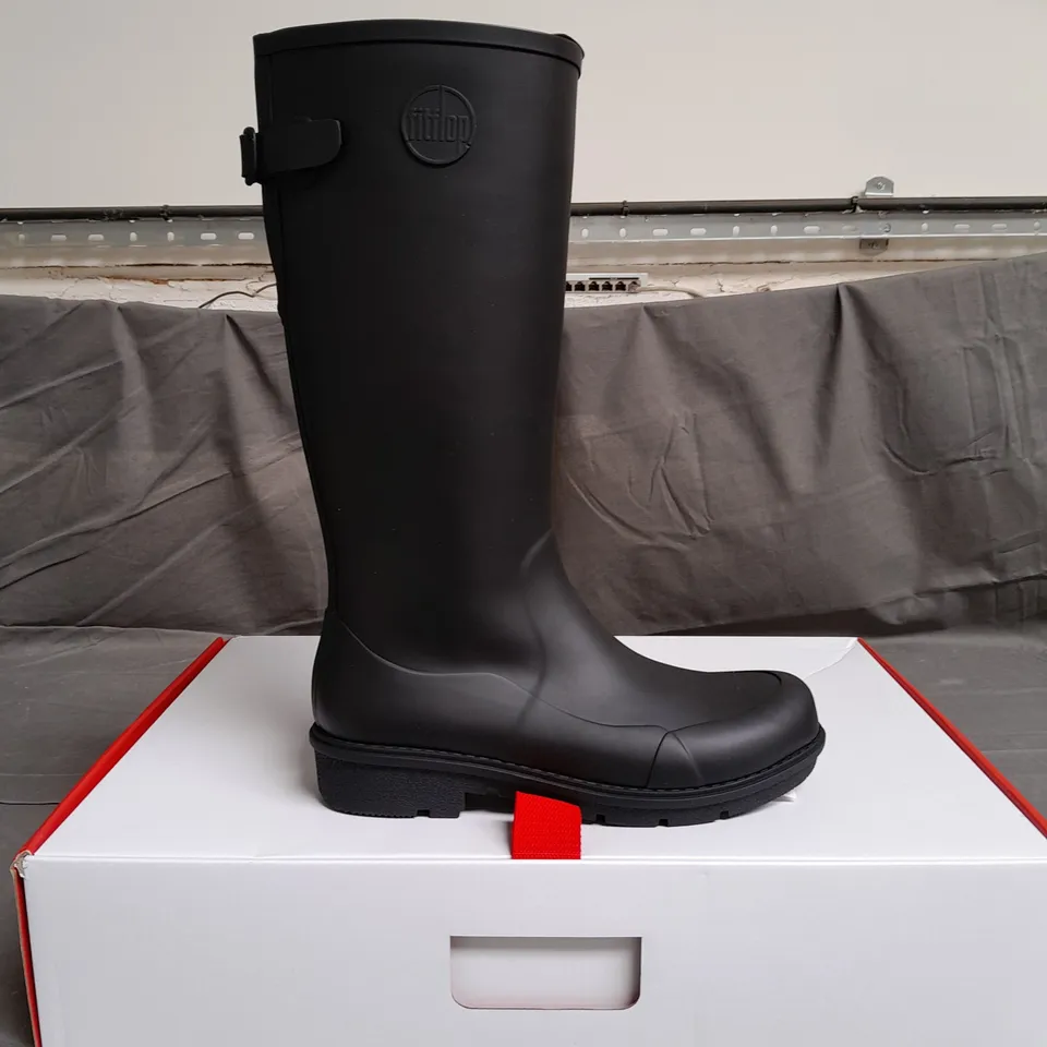 BOXED PAIR OF FITFLOP WONDERWELLY TALL BOOTS SIZE UK 7