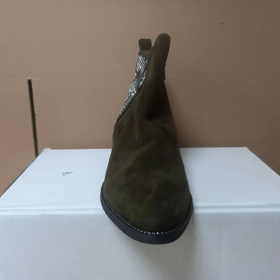 BOXED MODA IN PELLE LIGHT KHAKI HEEL BOOTS - UK 7