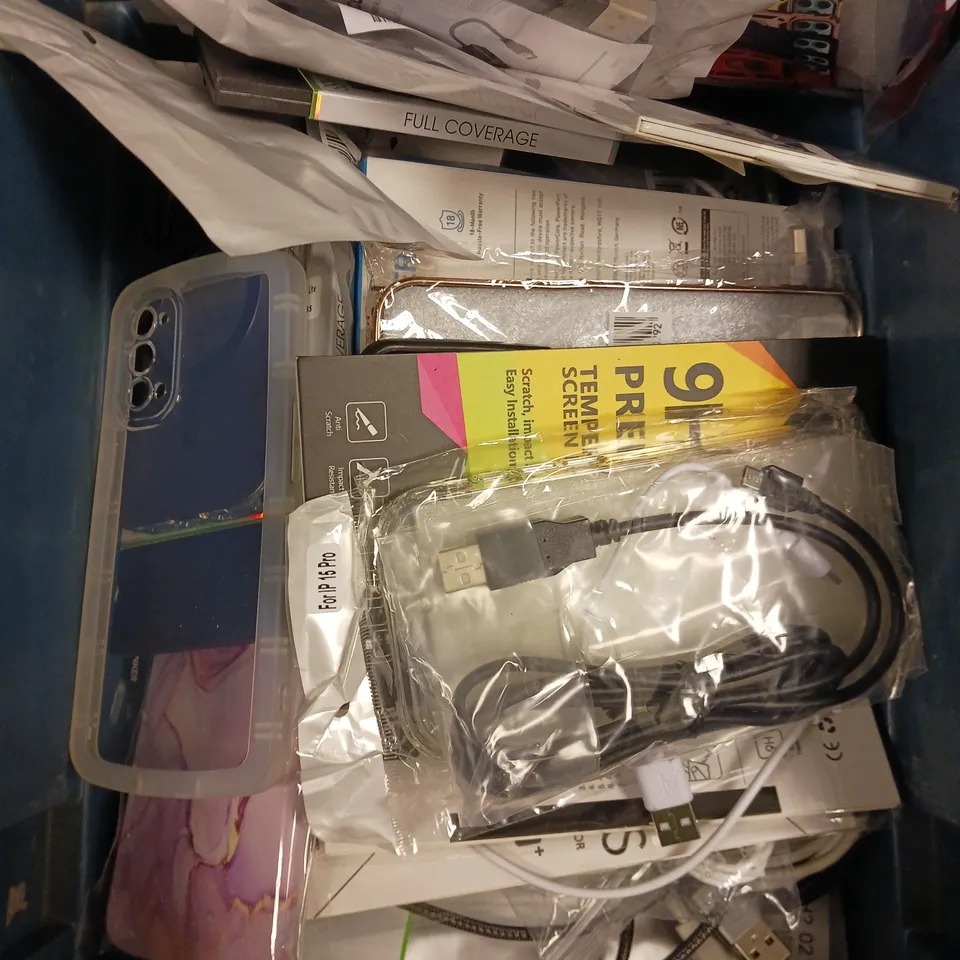 APPROXIMATELY 25 ASSORTED SMARTPHONE ACCESSORIES TO INCLUDE PROTECTIVE CASES, CHARGING CABLES, SCREEN PROTECTORS ETC 