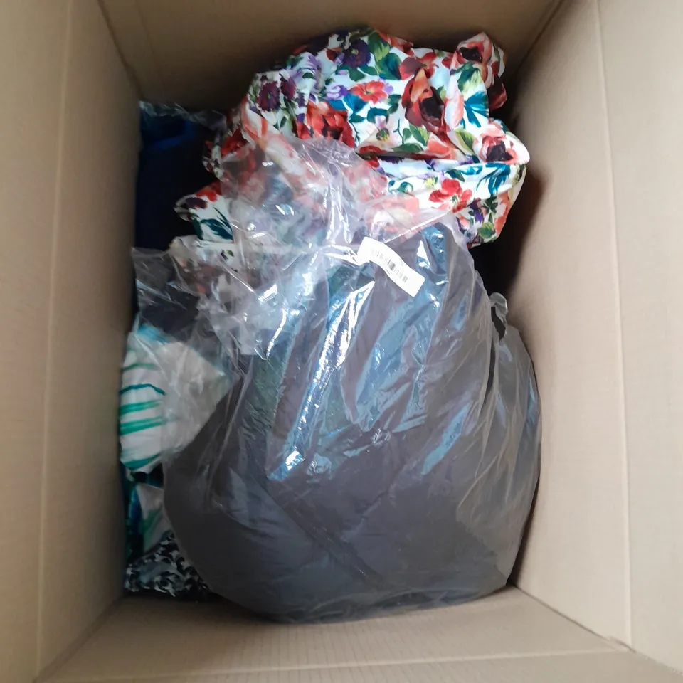 BOX OF APPROXIMATELY 20 ASSORTED CLOTHING AND FASHION ITEMS IN VARIOUS STYLES, SIZES, AND COLOURS - COLLECTION ONLY