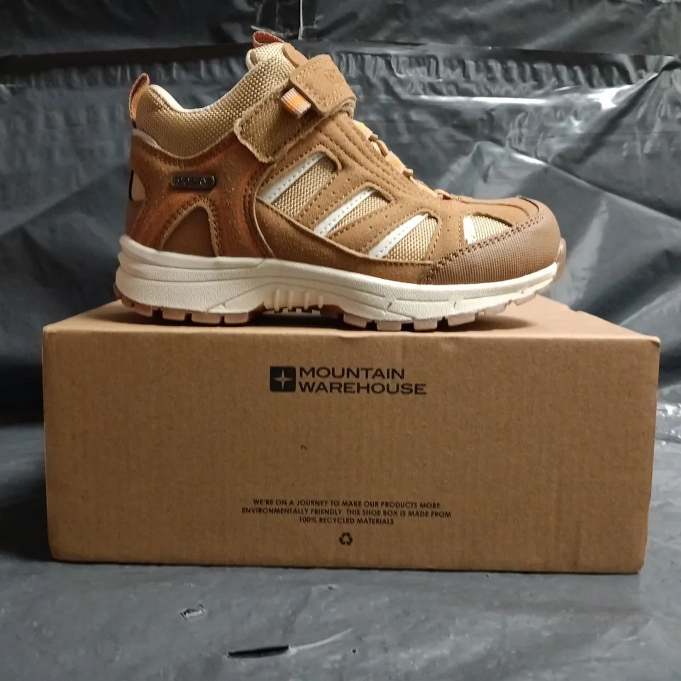 BOXED PAIR OF MOUNTAIN WAREHOUSE DRIFT JUNIOR WATERPROOF OUTDOOR BOOTS IN TAN SIZE UK 11