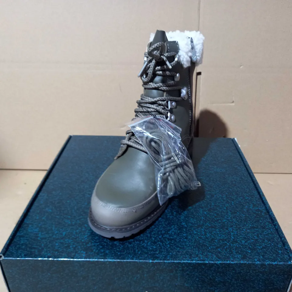 BOXED PAUR OF EMU OKAB FAUX LEATHER BOOTS IN DARK OLIVE UK SIZE 5