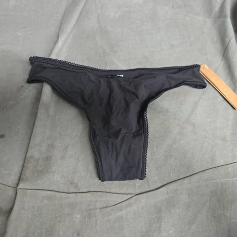 SKIMS FITS EVERYBODY PICOT PICOT THONG IN ONYX - SMALL