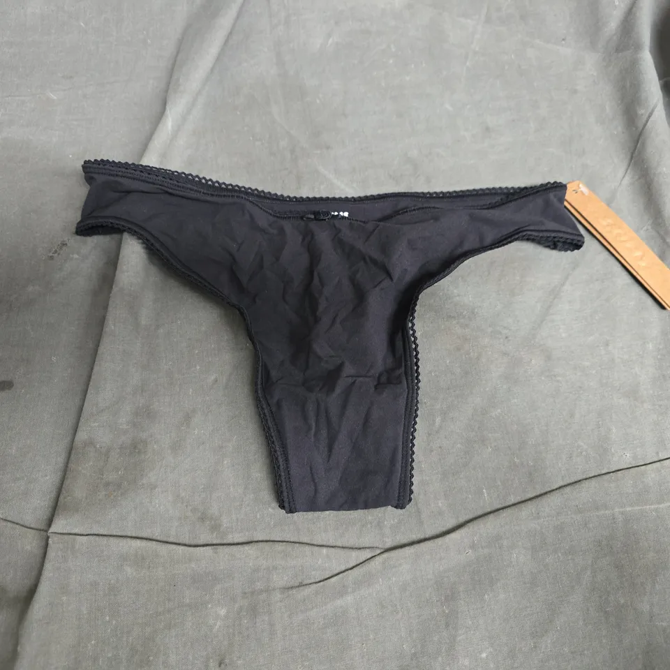 SKIMS FITS EVERYBODY PICOT PICOT THONG IN ONYX - SMALL