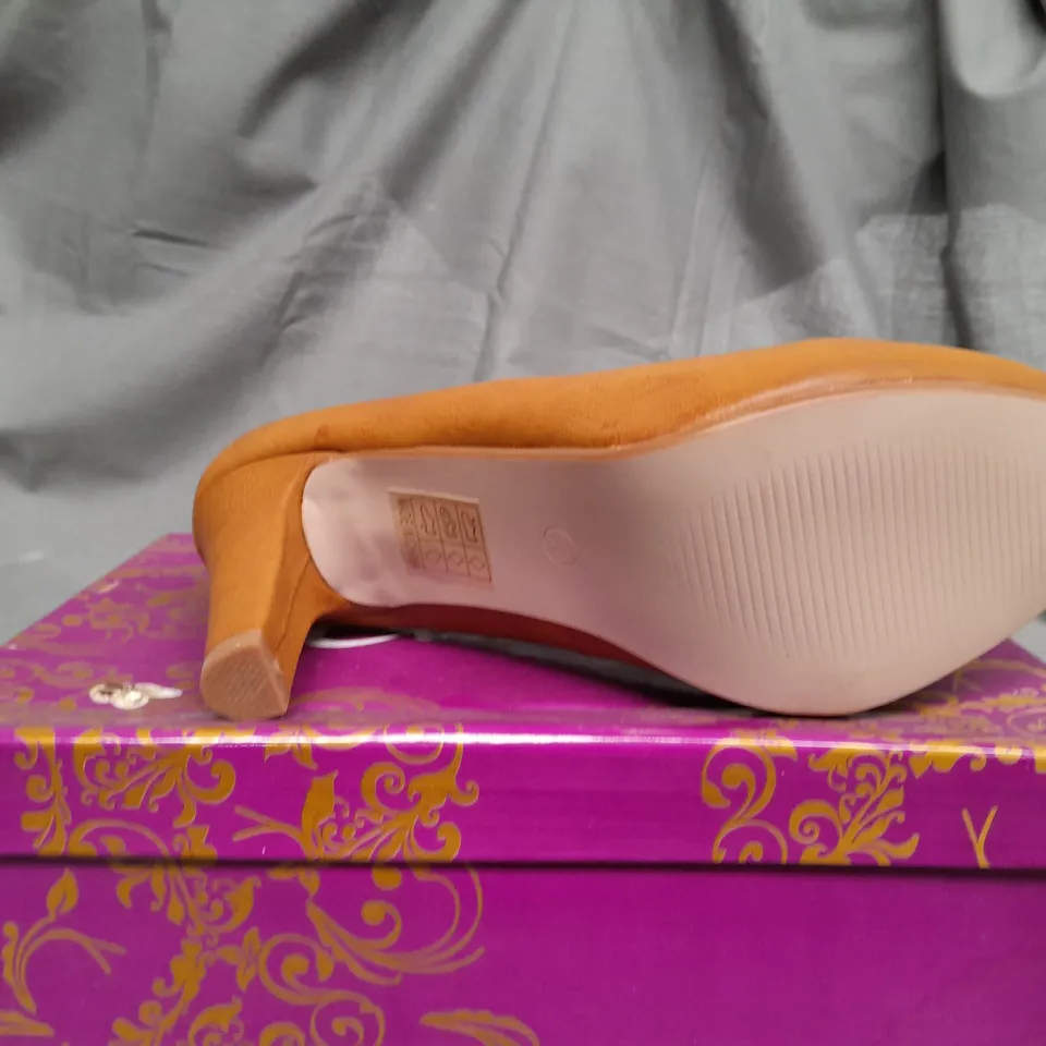 BOX OF APPROX 11 CLARA'S MARRON OPEN TOP HIGH HEELS VARIOUS SIZES 