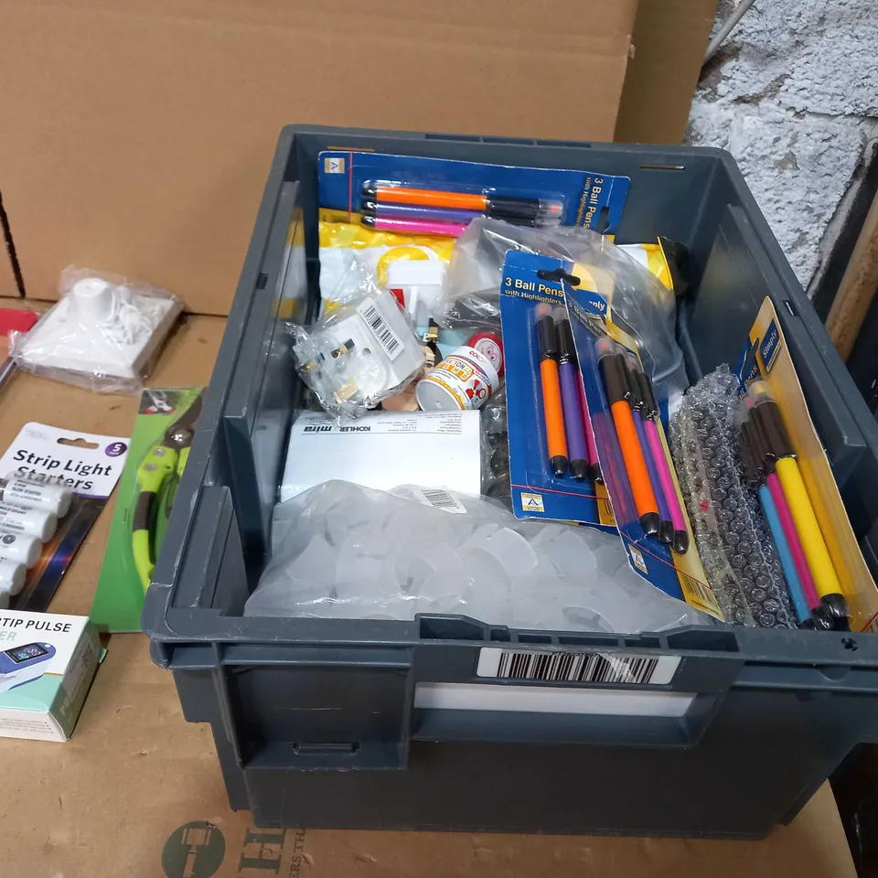 TOTE OF APPROXIMATELY 25 ASSORTED ITEMS TO INCLUDE A FINGERTIP PULSE OXEMETER, 3 BALL PEN SET, 12 SKETCHING PENCILS AND A STRIP LIGHT STARTER SET