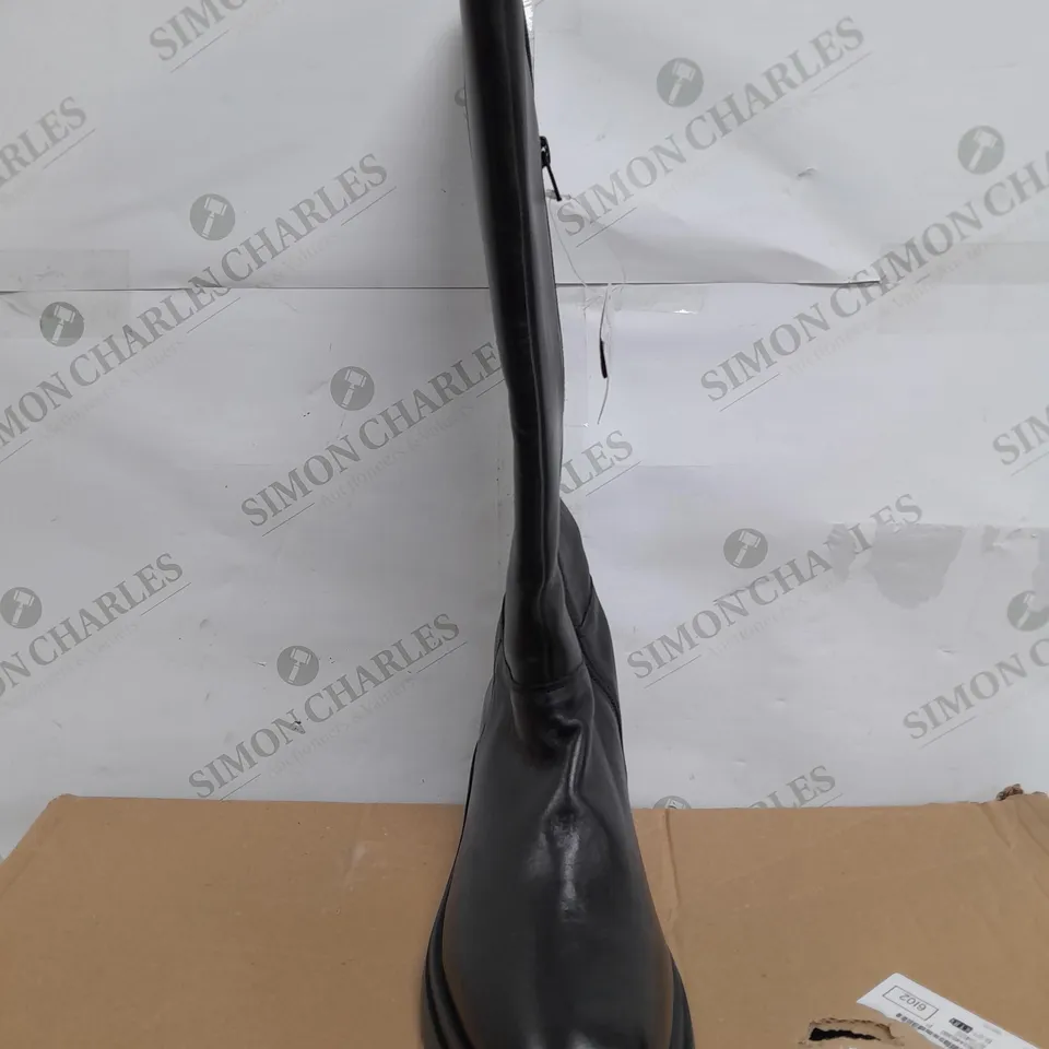 BOXED PAIR OF SUPER CURVY CALF WIDTH BOOTS IN BLACK - SIZE 7
