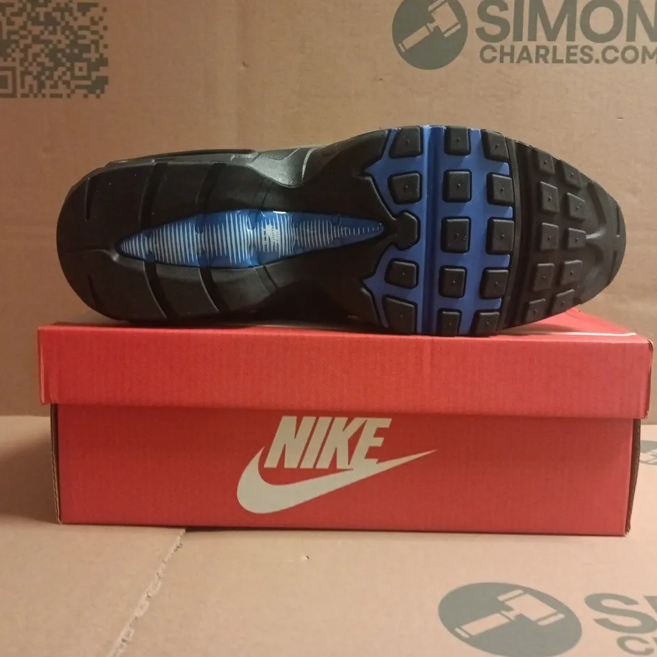 BOXED PAIR OF NIKE AIR MAX TRAINERS IN WHITE/GREY/BLUE SIZE UK 11