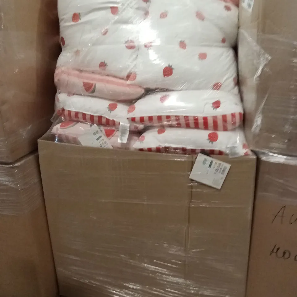 PALLET CONTAINING A LARGE QUANTITY OF CUSHIONS