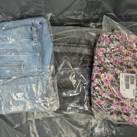 BOX OF APPROXIMATELY 15 ASSORTED CLOTHING AND FASHION ITEMS IN VARIOUS STYLES, SIZES, AND COLOURS, ETC - COLLECTION ONLY
