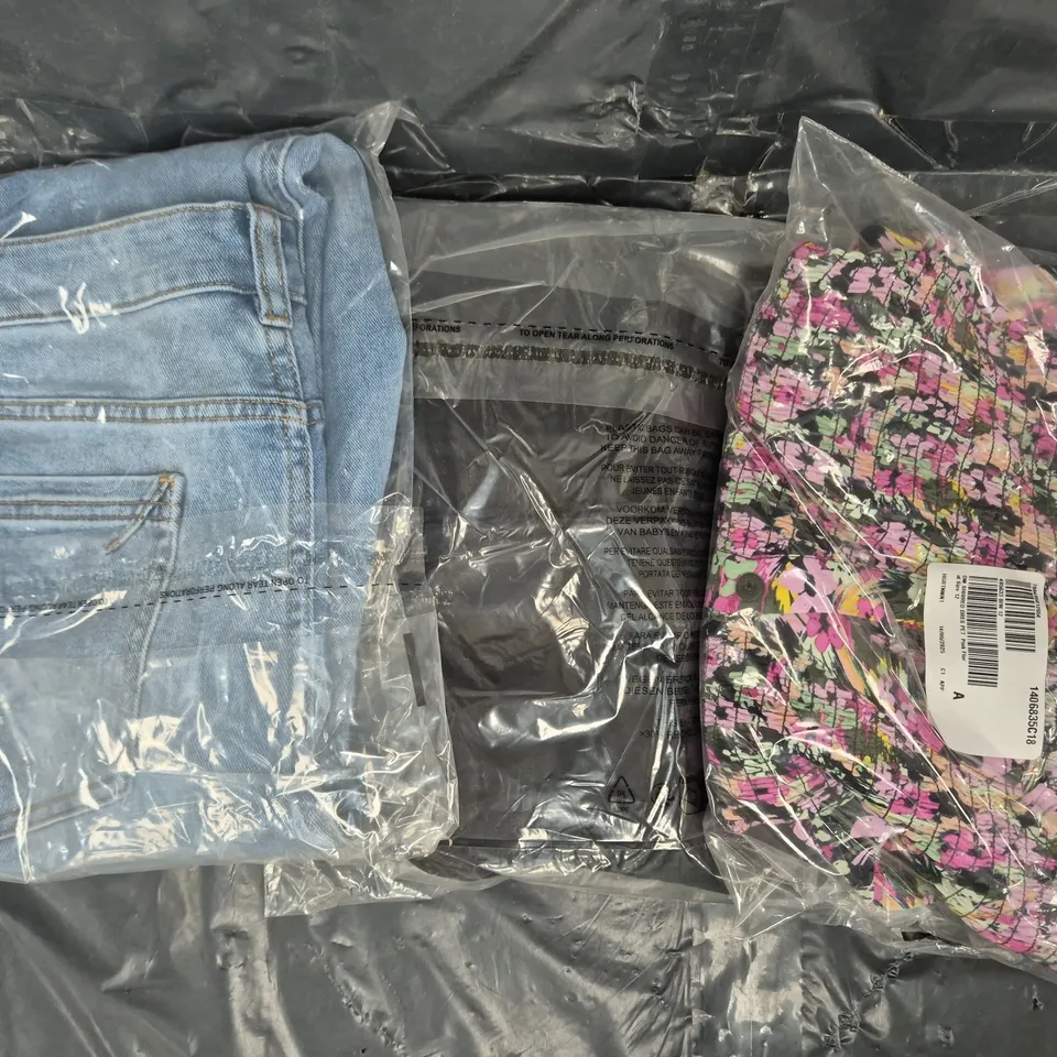 BOX OF APPROXIMATELY 15 ASSORTED CLOTHING AND FASHION ITEMS IN VARIOUS STYLES, SIZES, AND COLOURS, ETC - COLLECTION ONLY
