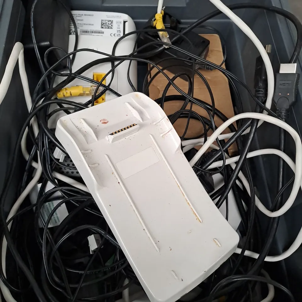 APPROXIMATELY 15 ASSORTED ELECTRICAL PRODUCTS & ACCESSORIES TO INCLUDE NETWORK CABLES, EXTENDER, CARD PAYMENT MACHINE ETC 