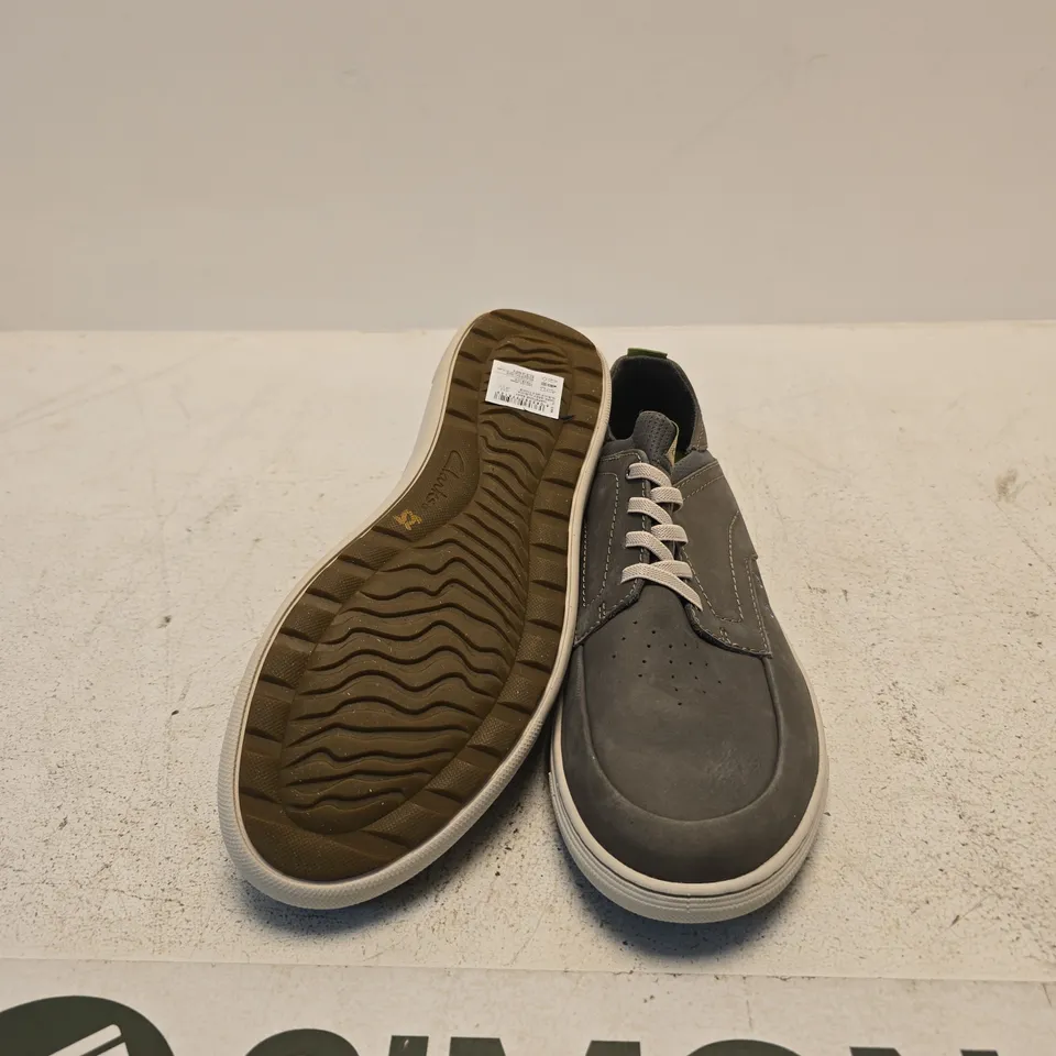 CLARKS MEN’S LEATHER TRAINER – DARK GREY NUBUCK, LACE-UP SIZE 9