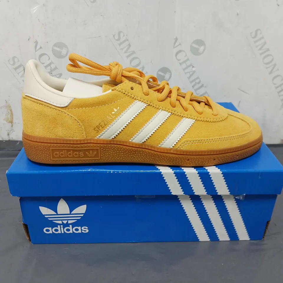 BOXED PAIR OF ADIDAS HANDBALL SPEZIAL TRAINERS IN YELLOW SIZE 6