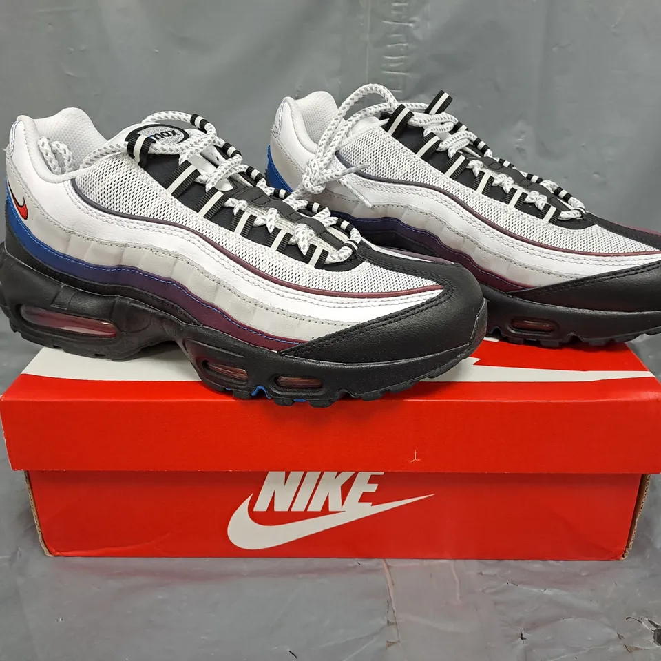 BOXED PAIR OF NIKE AIR MAX SHOES IN MULTICOLOUR SIZE UK 7