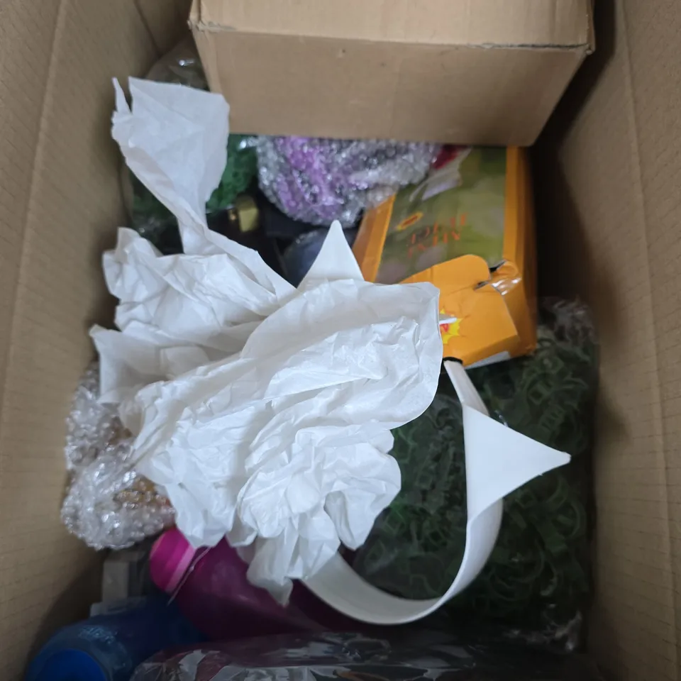 APPROXIMATELY 20 ASSORTED HOUSEHOLD PRODUCTS TO INCLUDE DEHUMIDIFIER, PROTECTIVE GLOVES, HOME DECOR ETC  