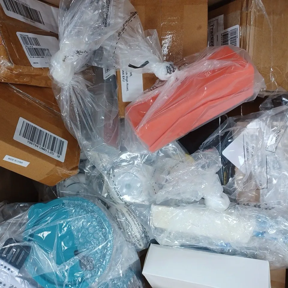 APPROXIMATELY 20 ASSORTED HOUSE HOLD ITEMS  TO INCLUDE LED LIGHT  HAIR REMOVER AND WATER BOTTLES  / COLLECTION ONLY 