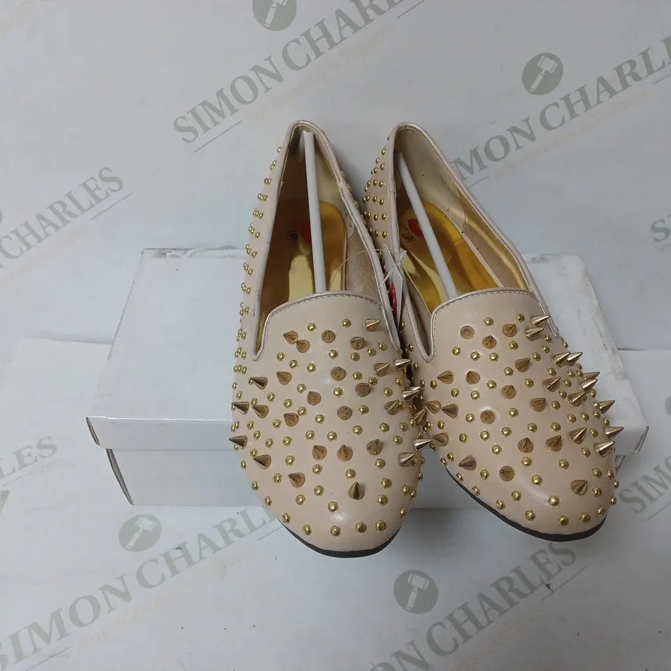 BOXED PAIR OF HOT LIPS SLIP ON SHOES IN NUDE SIZE 6