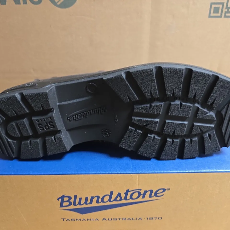 BOXED PAIR OF BLUNDSTONE LASTIC SIDED BOOTS IN BROWN - UK 10