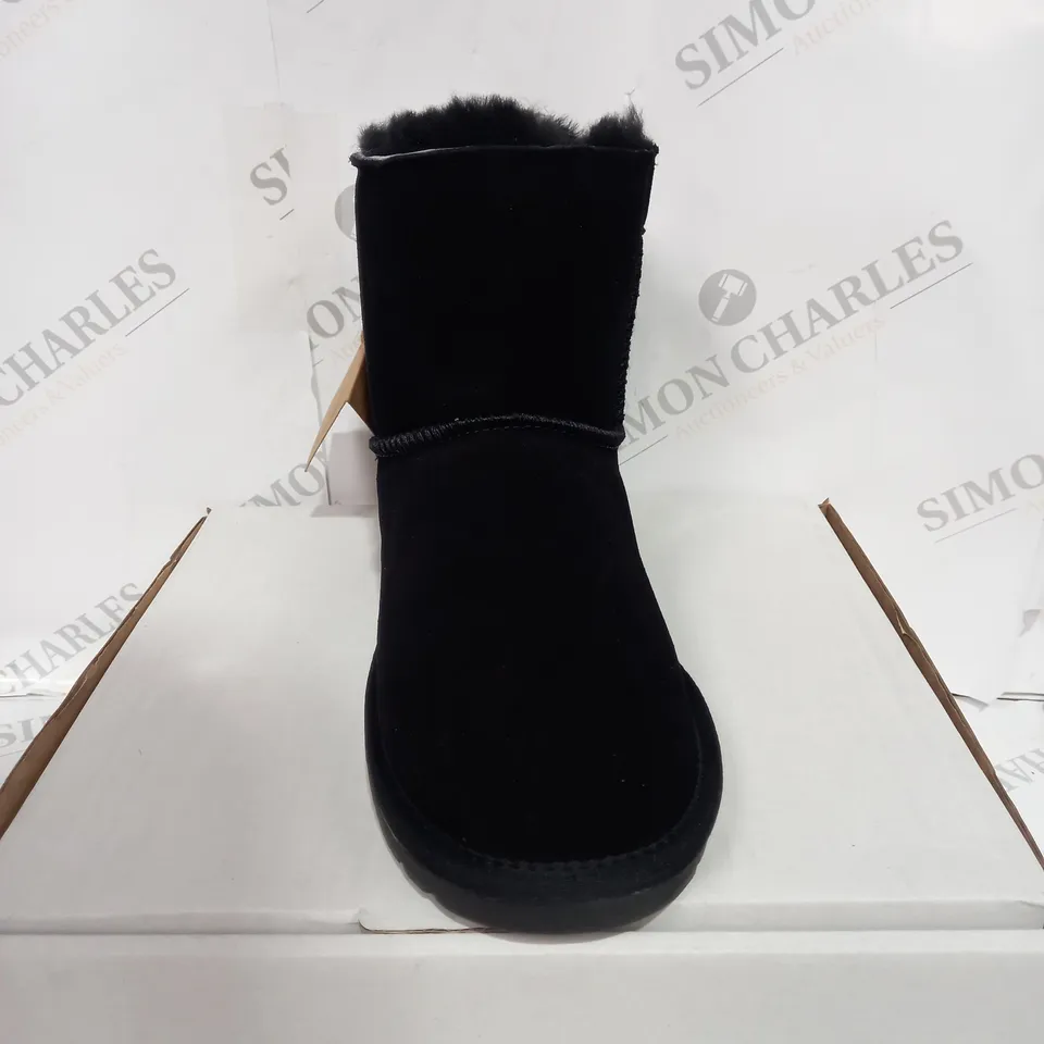 UNBOXED PAIR OF BONOVA SHEEPSKIN BOOTS IN BLACK SIZE 3