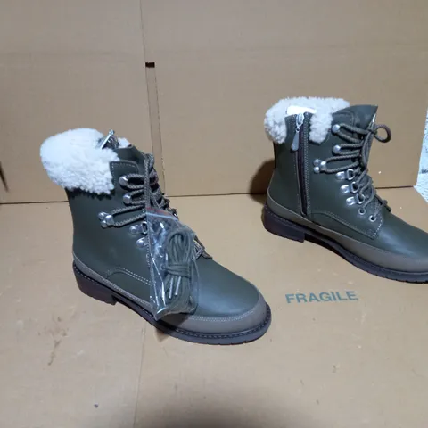 EMU AUSTRALIA OKAB DARK OLIVE BOOT SIZE 5 