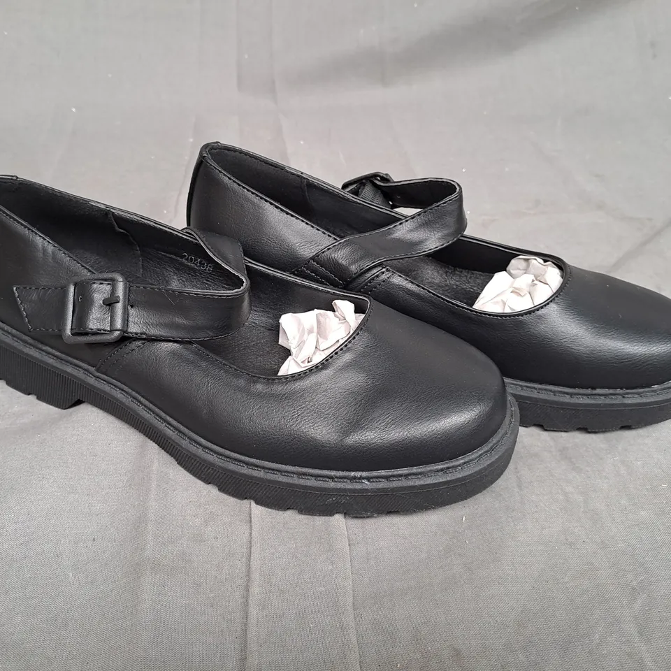 BOX OF APPROXIMATLY 10 BLACK LILLEY SHOE IN VARIOUS SIZES 