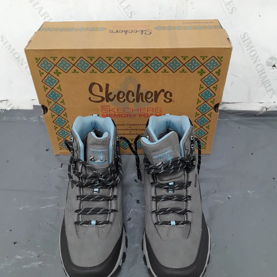 SKECHERS MEMORY FOAM SIZE 7 GREY/BLUE WALKING BOOTS 