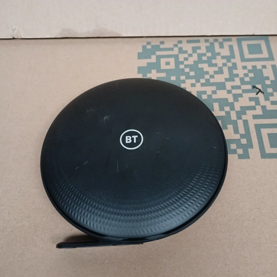 BOX OF APPROXIMATELY 10 ASSORTED GOODS INCLUDING WIFI ROUTERS AND ETHERNET CABLES