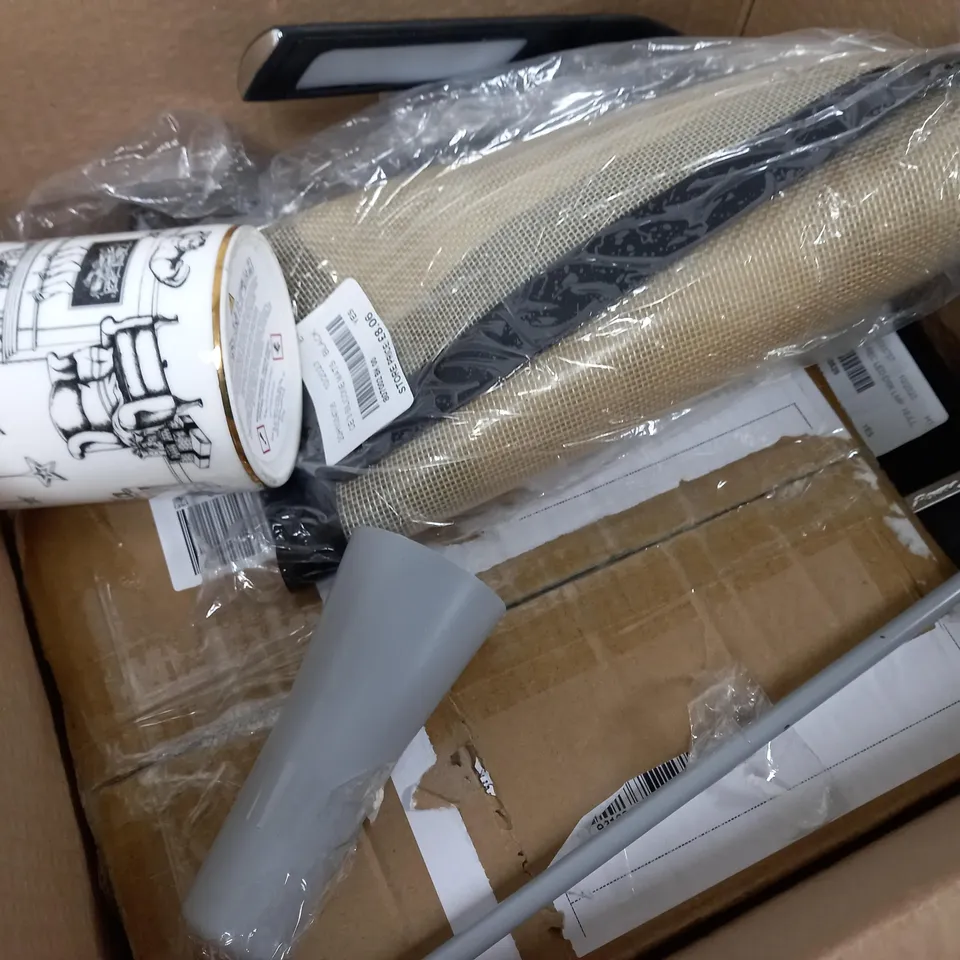 APPROXIMATELY 8 ASSORTED ITEMS TO INCLUDE DESK LAMP, SILICONE MATS, CERAMIC SCENTED CANDLE ETC. 