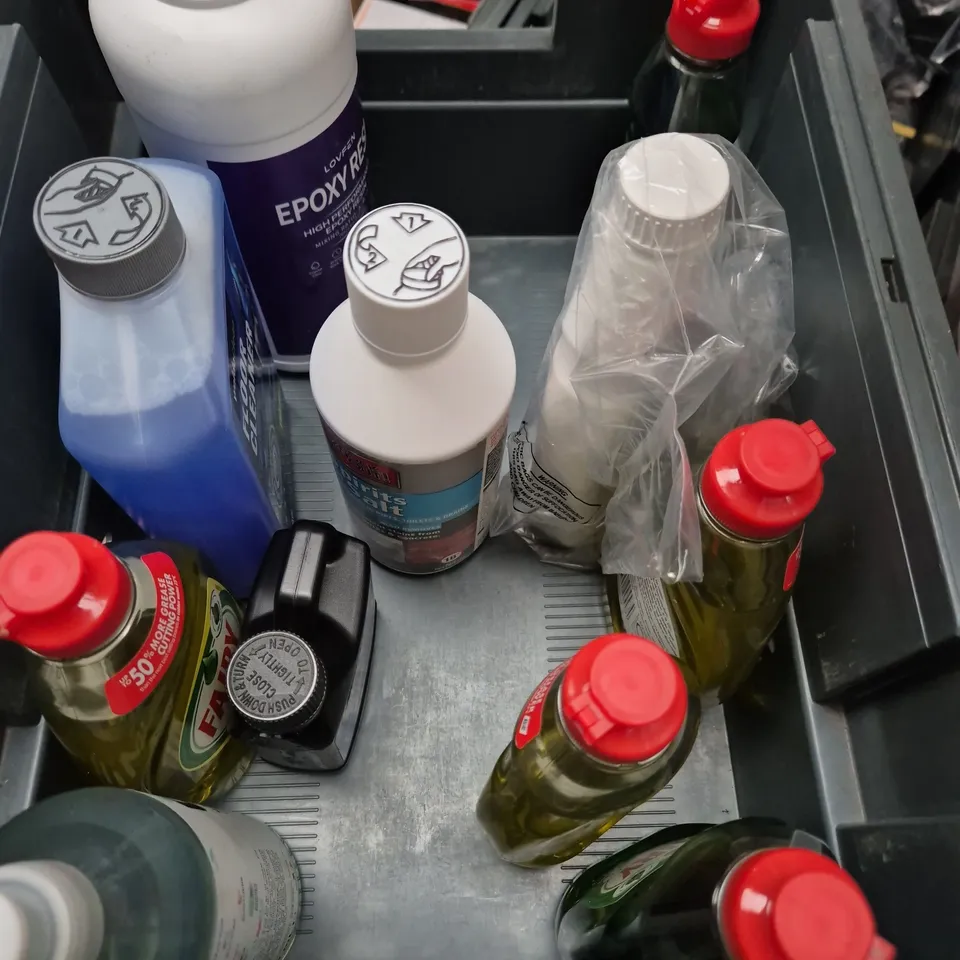 APPROXIMATELY 15 HOUSEHOLD LIQUIDS TO INCLUDE COMFORT FABRIC SOFTENER - DOMESTOS BLEACH AND FAIRY WASHING UP LIQUID