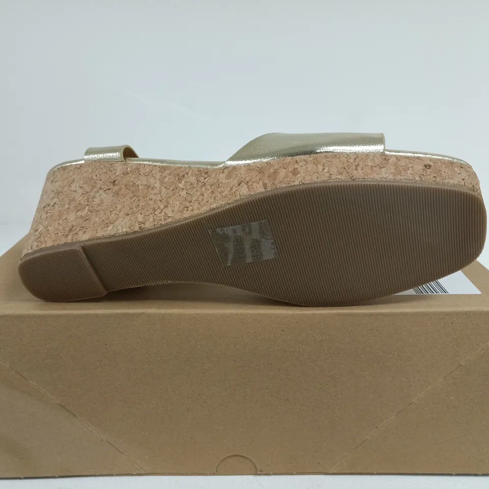 BOXED PAIR OF GOLD METALLIC WEDGE SANDALS WITH CORK PLATFORM – UK SIZE 7