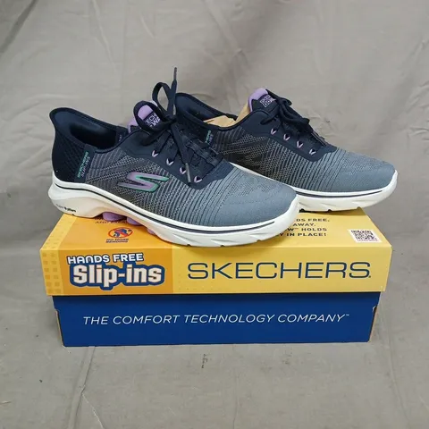 BOXED PAIR OF SKECHERS LACE UP TRAINERS IN NAVY/BLUE GRADIENT SIZE 6