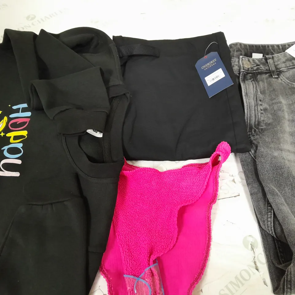 BOX OF APPROXIMATELY 25 ASSORTED CLOTHING ITEMS TO INCUDE - JUMPER  , JEANS  ,SOCKS , BIKINI BOTTOMS   ETC