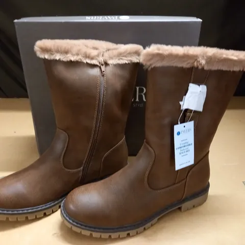 BOXED PAIR OF PAVERS BROWN BOOTS - 7 (40)