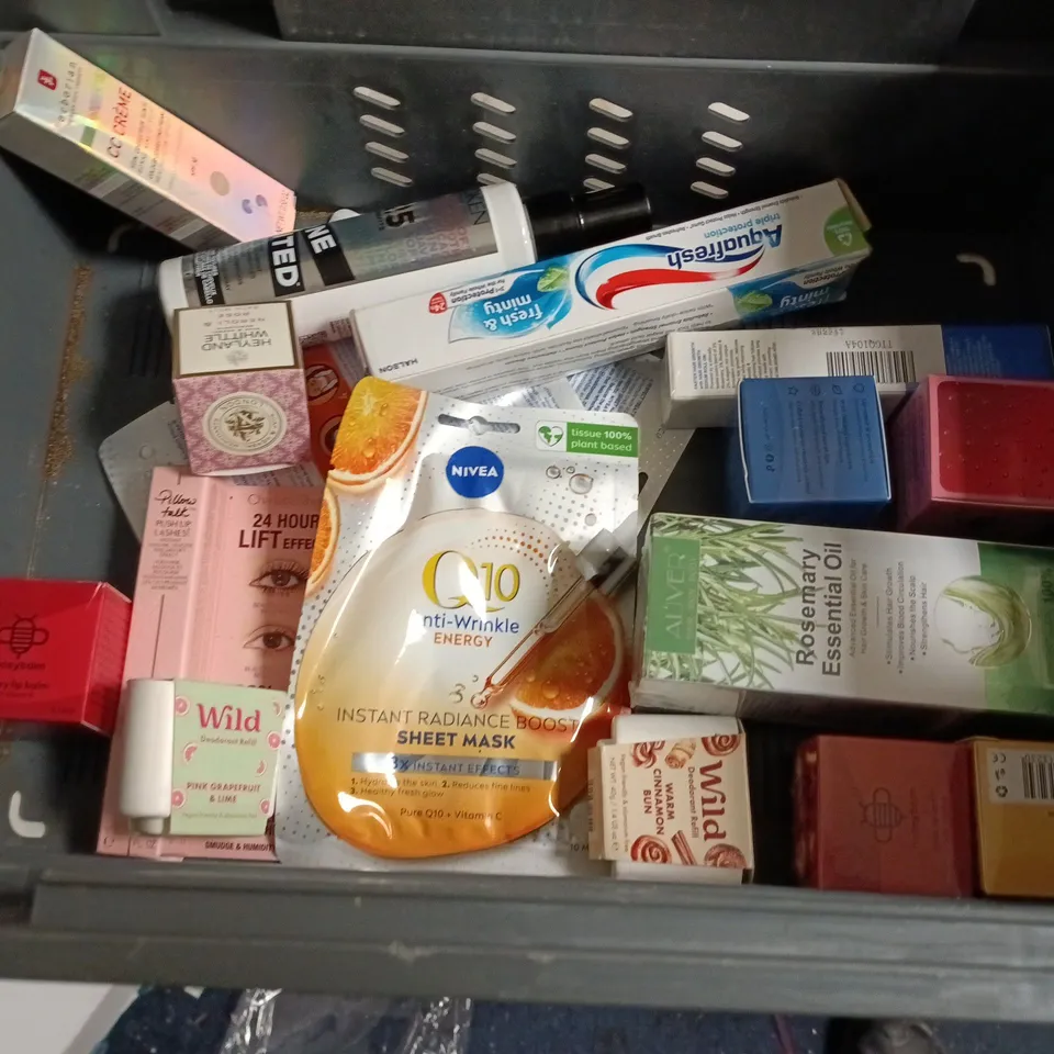 LOT OF APPROXIMATELY 25 ASSORTED HEALTH AND BEAUTY ITEMS TO INCLUDE CLARINS, VEENO AND LYNX