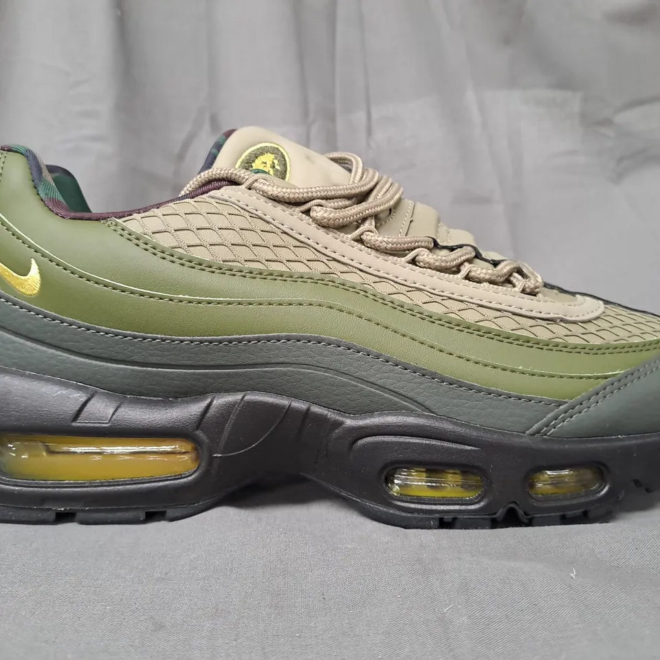 BOXED PAIR OF NIKE AIR MAX 95 SP SHOES IN GREEN/BLACK UK SIZE 9
