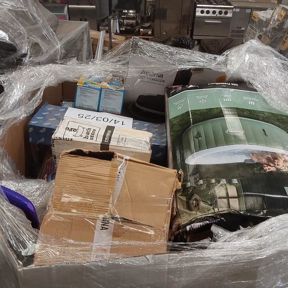 PALLET OF APPROXIMATELY 38x DESIGNER BRANDED GOODS